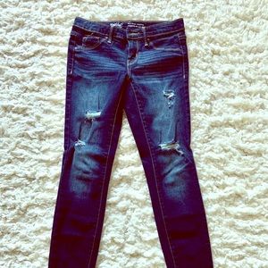 Dark wash, distressed jegging